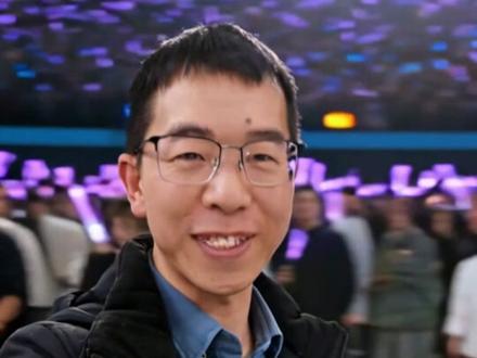 跨年王炸操作!带你们闯进全明星演唱会后台,2026 顶流阵容 2025 最后一天,AI 直接杀进全明星跨年演唱会后台!周杰伦、五月天阿信、蔡依林、邓紫棋、陈奕迅…… 各路顶流轮番登场,带你解锁跨年演唱会的隐藏彩蛋,看明星们在后台如何备战 2026 第一炸!从回忆杀神曲到新年新舞台,这波 AI 探班直接把跨年夜的期待值拉满!2026,你有什么愿望,写下来吧! #2026跨年演唱会 #AI带你探班明星后台 #周杰伦 #蔡依林跨年演唱会 #ai探班