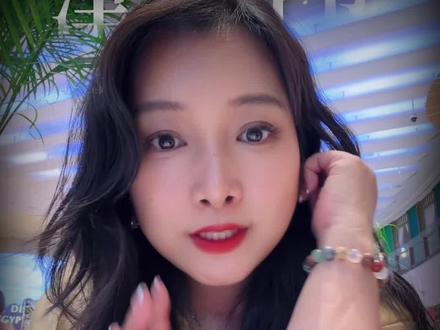 #有色圈艾伦姐#津巴布韦关键矿产,津巴布韦此次新政明确将锂、镍等14种矿产纳入国家管控,通过强制持股和出口管制强化资源掌控。政策规定国家通过特殊目的工具(SPV)持有新开发矿山的最低股份,但具体比例尚未公布。现有已运营矿企(如中资企业项目)暂不受影响,主要针对新申请矿权。数据显示,2025年津巴布韦锂产量占全球10%,其锂矿主要出口至中国。新政效仿印尼模式,旨在提升矿产附加值,但短期内对全球锂价影响有限。多家在津中企回应称,已运营项目政府持股比例约15%,新规主要影响未来投资布局,当前业务正常开展。