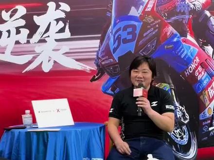 张雪采访说出为何当初选择了德比斯加入 毫厘之间的摩托车比赛,除了驾驶技巧外,更需要车手丰富的比赛经验,灵活善变的头脑,恰巧德比斯具备了以上所有。冠军🥇也不是好拿的,何况5个。#德比斯 #张雪机车 #wsbk