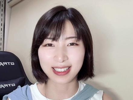 秒懂!日语流行词3个 你是不是学了很多日语,但跟日本人聊天时总觉得有点“格格不入”?
今天我来教你3个日本人日常超常用的口语表达,
在各种日本综艺里也经常听到哦!
1️⃣ ガチ(gachi)
意思是:认真地、真的、不是开玩笑
📌 例句:
“ガチで美味しい!”=真的超级好吃!
“え、ガチで言ってるの?”=你是认真的吗?
2️⃣ それな(sorena)
意思是:我超级同意你说的!
📌 例句:
“最近物价太高了吧?”
“それな〜!”(就是就是!)
3️⃣ ワンチャン(wanchan)
意思是:也许有机会、说不定可以(来自英文 one chance)
📌 例句:
“那个人超级帅,感觉他可能有男朋友哦?”
“ワンチャンあるかも!”(可能有戏!)
✨ 学会这3个词,下次和日本朋友聊天就能更自然、更地道啦!
如果你想学更多日本人的真实表达方式,欢迎关注我!❤️
#日语学习 #日本口语 #日本人 #日语表达 #实用日语