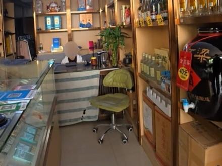 买烟时老板主动凑上来推销整条,让她在烟盒上做了专属记号。结果刚固定好证据,老板突然脸色煞白,质问是不是来敲诈的,甚至扬言要报警!心虚的样子简直不要太明显👀 下集直接带烟草局执法人员上门,这家卖假烟的黑店,必须让它彻底凉凉!#打假假烟#打假#消费者权益