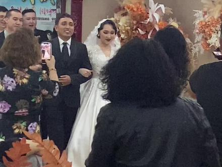 我们在12.7这天相遇
你选择在9.27合法
在我的27岁生日娶我回家🏠
把谐音梗“爱妻”用的明明白白
我们这场用心设计的梦幻婚礼
体验了王子与公主最终还是走到了一起
感谢父母请受我们的鞠躬致谢
我也实现为妈妈唱一首歌的梦想
我想说妈妈 我真的找到了那个满心满眼 也尊重您像我一样爱您的另一半
漫漫余生 我们会珍惜这来之不易的幸福
#一定是特别的缘分 #始于初见止于终老