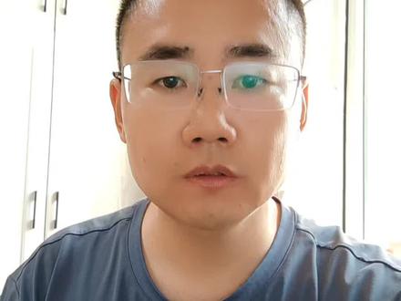 玉石饰物通常被视为吉祥、养生的物品,但在特定情况下也可能存在一些潜在危害或注意事项,主要包括以下几方面:
1. 放射性风险(罕见但需警惕)
- 天然辐射:极少数玉石(如某些劣质翡翠、花岗岩类玉石)可能含微量放射性元素(如铀、钍、镭),长期接触可能对健康有害。但符合国家标准的正规玉石产品通常经过检测,辐射量极低。
- 染色或处理玉石的化学残留:经过化学染色(如“B货”“C货”翡翠)或强酸处理的玉石,可能残留有害物质(如铅、铬、汞),接触皮肤或误舔可能引发过敏或中毒。
2. 物理性伤害
- 尖锐边缘或碎裂:玉石硬度较高,若饰物边缘尖锐或出现裂纹,可能划伤皮肤;碎裂后产生的锋利碎片也可能造成意外伤害。
- 儿童误吞风险:婴幼儿佩戴小件玉石(如手链、吊坠)可能导致误吞或窒息,需避免选择过小或易脱落的款式。
3. 佩戴不当引发的健康问题
- 皮肤过敏:部分人对玉石镶嵌的金属(如镍)或粘合剂过敏,可能导致接触性皮炎。
- 血液循环受限:过紧的玉镯或指环可能压迫血管或神经,长期佩戴可能影响局部血液循环(尤其糖尿病患者需谨慎)。
4. 心理与社会风险
- 高价玉石的真伪纠纷:市场假货泛滥(如玻璃、树脂仿制品),购买高价玉石可能受骗,引发经济损失或心理压力。
- 迷信依赖:过度相信玉石“辟邪”“治病”等功效,可能延误正常医疗或产生心理依赖。
5. 文化禁忌与习俗冲突
- 在某些文化中,玉石的颜色、雕刻图案(如血玉、陪葬玉)可能被赋予不吉利的含义,佩戴前需了解相关习俗。
安全建议
1. 选择正规渠道:购买有权威检测证书(如CMA、NGTC)的玉石,避免三无产品。
2. 注意材质:敏感体质者避免选择染色或合金镶嵌的饰品,优先选择天然未处理的玉石。
3. 合理佩戴:避免睡觉、运动时佩戴过重或尖锐的饰物,定期检查是否有裂纹。
4. 特殊人群谨慎:孕妇、儿童、皮肤病患者建议咨询专业人士后再佩戴。
总体而言,优质天然玉石饰物在正确使用下风险极低,但需警惕劣质或处理过的产品。
#玉石#玉石危害#玉石鉴定#玉石魅力