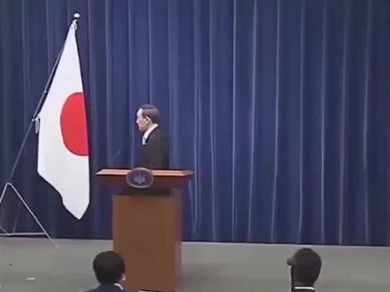 《联合国宪章》“敌国条款”:日本右翼头顶的利剑
1945年,《联合国宪章》第53、77、107条以法律铁律将日本钉在战败国耻辱柱上。这三条“敌国条款”,不仅是对侵略者的历史审判,更是对未来战争的终极威慑——若日本突破和平宪法、发动侵略,中国等战胜国可直接依据条款反击,无需安理会授权。
条款核心在第107条:战胜国对二战敌国的军事行动(如占领、领土处置)不受宪章限制,且可继续执行。日本近年军费大增、推动修宪、参拜靖国神社,右翼野心昭然若揭。但条款如高悬利剑,让日本每一步扩张都需掂量国际法反制。2025年,日本首相高市早苗叫嚣“台湾有事即日本有事”,中国驻大阪总领事薛剑随即重提条款,直指其“忘却历史责任”,让日本外交陷入被动。
日本长期试图废除条款,但修改宪章需三分之二成员国同意且五常一致,三十年来无一国敢尝试。条款的存在,让日本在台海等核心利益问题上不得不有所顾忌——若敢以“集体自卫权”介入,中国可依据条款直接反击,合法性无可置疑。
历史不会因遗忘而消失,法律不会因挑衅而失效。“敌国条款”是日本必须恪守的国际法义务,也是维护和平的坚实后盾。若日本执意在历史悬崖上狂奔,等待它的必将是法律的严惩与历史的清算。#联合国敌国条款#坚决执行此条款