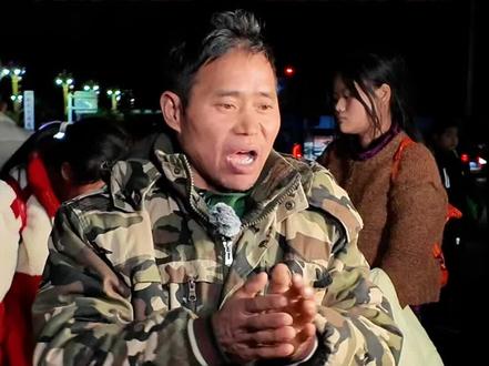 凌晨的守候,最暖的归期,贵州子涵跨越1700公里回到家乡德江#贵州子涵#天麻坝坝宴#篝火晚会#德江文旅#贵州音乐时光 #天麻坝坝宴