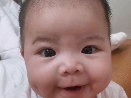 #上热门 我要睡了,麻烦帮我关一下月亮。明天见!#萌娃 #人类幼崽成长记 #今日份小可爱已上线 #被你萌化了