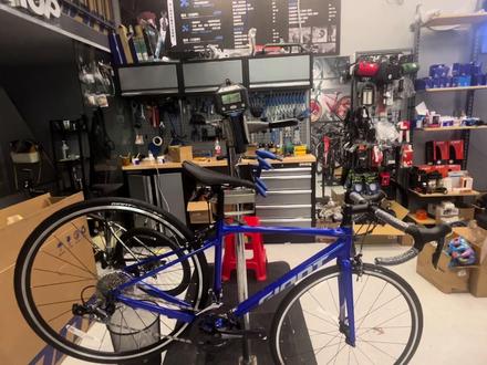 contend 2 新手入门最推荐的公路车
代替SCR2升级了碳纤维前叉和轮组,胎款28c更稳更轻,整车#自行车推荐 #自行车推荐 #让骑行成为一种生活 #单车推荐 #2023年新车推荐 不到十公斤