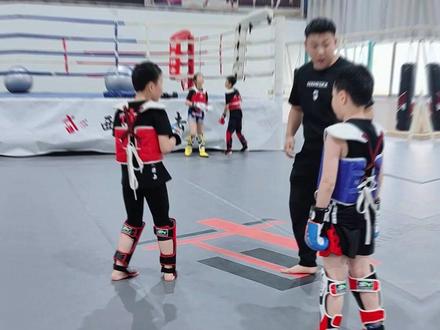 几岁就可以学搏击呢,这样告诉你#少儿搏击散打 #日常训练 #少儿体能训练 #跆拳道