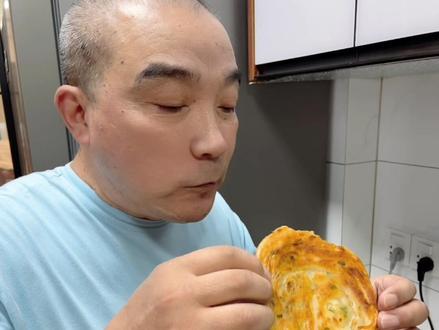 老上海葱油饼煎炸过程,分享给在我家购买的宝宝们,来直观感受葱油饼的香香脆脆吧!#老上海葱油饼