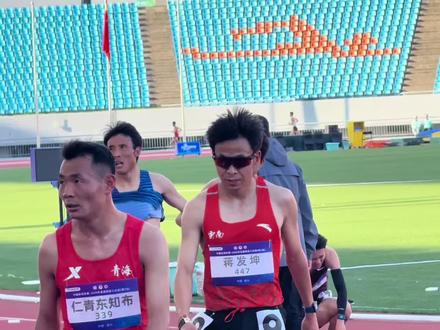 #全国田径大奖赛 嘉兴站,男子10000米决赛:
蒋发坤29:16.86夺冠并创造赛季最佳成绩;
马文良29:18.43亚军;
陈雨繁29:29.03季军(PB)!
(扎西次仁拉伤中途退赛)#田径 #中长跑 #体育生 #蒋发坤