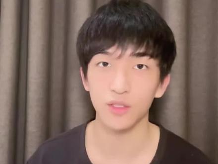 请再多相信他一些吧! 【请相信他,相信他的选择】
这个话题已经是从2022年开始第无数次提到了…
希望大家有自主明辨是非的能力,也相信自己眼睛看到的黄子弘凡。他是一个很好的很善良的人,希望他身边的人也可以对他一样好。
不要在网上听风就是雨,因为别人一些语义不详的话就去怀疑和好奇。这不仅助长了低成本的造谣,也降低了我们之间的爱与信任。
不如来听听他是怎么说的吧!
#黄子弘凡 #黄子弘凡直播