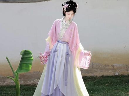 这谁能拒绝啊!!!反正我不能#汉服穿搭 #国风 #古风 #国风正当红 #拼多多一周穿搭