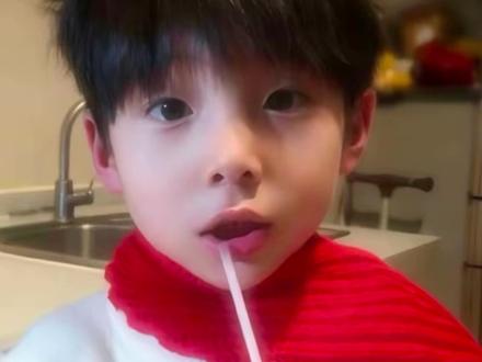 当我偷偷把朋友的头像P上圣诞帽 圣诞帽p图教程来啦! 🎄#头像 #圣诞节的仪式感 #圣诞节快乐🎄 #豆包ai #豆包P图已经nextlevel了