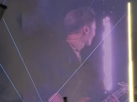 演唱会落幕,他转身离去,干脆又决绝
没有犹豫,没有回头
一如我们匆匆散场的青春,热烈过,就足够#谢霆锋深圳演唱会