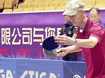左手直板右手横板,正手反打反手横打,75岁大爷把乒乓玩出新境界