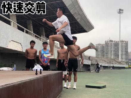 今天一跳满分,拿下大队长一桶蛋白粉!小队员一球满分💯,轻松拿下一双训练跑鞋!💪💪#体育生