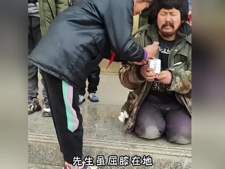 他虽双腿残疾 却做了比肩巨人的事情! #感人 #胡雷 #破防了