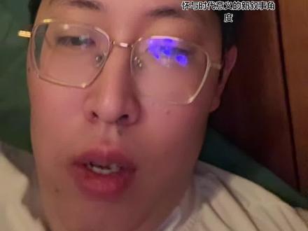 范丞丞在《飞驰人生3》路演中多次喊话导演韩寒,明确表示希望继续饰演厉小海并参与更多赛事,沈腾则以喜剧化互动回应“第四部肯定有我”,暗示张驰仍是灵魂角色。
网传金晨可能加盟饰演女赛车手,因其持有专业赛车执照,但该消息源于综艺节目玩笑,官方未确认
厉小海在第三部中从天赋车手转向团队担当,第四部或深化其接班张驰的传承叙事。沙溢饰演的“反派”也可能在续集转型为车队成员
韩寒坚持"续集不能辜负前作"的原则,曾因故事未达预期搁置项目。部分观众担忧系列"为拍而拍",角色弧光趋近饱和,但团队对赛车题材的专业把控仍是核心竞争力。
韩寒在《飞驰人生3》中大幅增加制作投入,打造国内赛车电影的顶级规格。影片斥资5亿制作、2亿宣发,总成本达7亿元,实景搭建3公里高原赛道,动用20辆赛车在海拔4500米地区实拍,采用直升机、无人机、多机位同步拍摄,单是摔毁无人机就损失数十万元。导演亲自上阵完成高难度漂移镜头,沈腾为角色考取拉力赛驾照,体现全体制作的极致追求#极致的享受 #飞驰宇宙 #韩寒蔡康永傅首尔真敢说 #韩寒谈人情世故 #飞驰人生的屠龙勇士