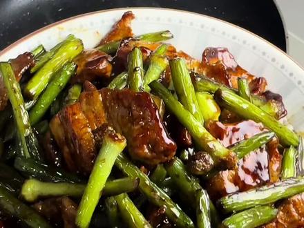 第 11 集|蒜苔炒肉/这个菜大家肯定很熟悉啦也有很多个版本,这个做法是我个人比较喜欢吃的口感,仅供参考哈~#家常菜做法#家常菜#美食 #晚上吃什么
