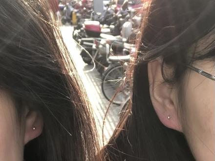 #打耳洞 针孔穿过耳轮 瞬间成为永恒