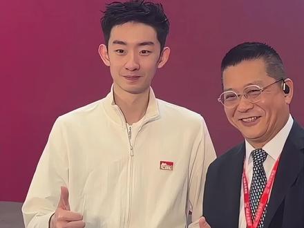 谁能想到!金利来居然统一了台球圈大佬的审美!这不仅是一件衣服,更是对拼搏精神的最好致敬。#吴宜泽亮相琶洲台球展 #吴宜泽夺冠金利来赢麻了 #吴宜泽 #金利来 #金利来统一台球大佬审美