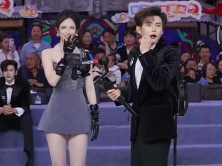 龙浩天给要瑶瑶运镜 网友辣评太逗了哈哈哈哈 @Ai瑶瑶☀️(美妆版) @龙浩天🐲 (酉阳桃花源酉州古城直播) #龙浩天瑶瑶 #舞台互动瞬间 #Ai瑶瑶 #龙浩天 #直播录屏分享