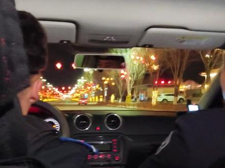 风雪无情人有情!郑州返疆旅客遇恶劣天气滞留巴里坤,本想在车里过夜 遇民警暖心安置温暖房间(作者:罗晶)#遇见美好巴里坤 #网络中国节 #2026新春走基层