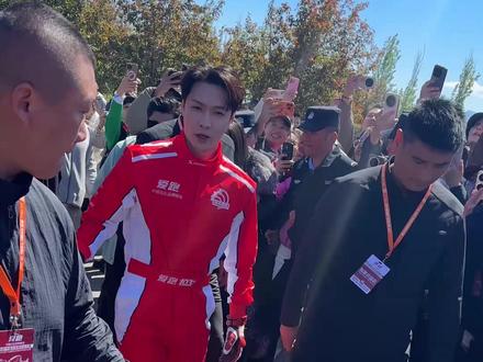2026新疆环塔拉力赛,张艺兴来了! 2026新疆环塔拉力赛,张艺兴来了!又白又帅!太帅了!#环塔拉力赛 #张艺兴 #2026新疆环塔拉力赛