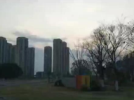《过度反应》男主比女主大12岁伪x妹,女主十岁被男主傻子哥哥欺负过女主妈不出声女主长大后报复gy男主#po