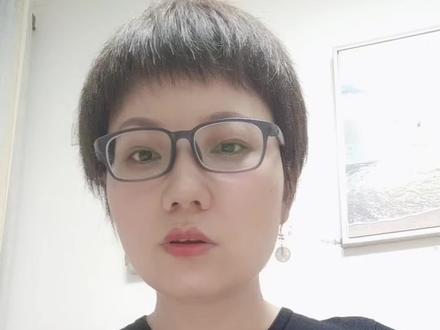 最近科技圈最火的话题之一就是Twitter老板“马一龙”和Facebook老板扎克伯格之间的battle。先是线上约架,马一龙在Twitter大搞改革,限制用户浏览帖子的数量,网络上怨声载道。而与此同时,”小扎”推出了一款全新的App-Threads。把TWITTER 从页面样式到功能直接套用,优化并免费。该应用上线仅五天,注册用户就迅猛增至1亿,而其图标的设计也引发了网友热议。对于Threads图标,人们有哪些不同的看法?这背后反映出怎样的品牌理念?
What Is the Threads Logo Supposed to Look Like?
Threads的品牌图标到底是像什么?
On Wednesday, Mark Zuckerberg unveiled Threads, a rival to Twitter that appears to be the most rapidly downloaded app ever. Each new user is greeted by the app's logo, a springy, counterclockwise coil usually rendered in white against a black background.
Online, people have speculated that the logo represents the letter G, the number 6 or letters of the Tamil and Malayalam alphabets. An edited image of Homer Simpson is circulating in which the character's ear has been replaced by the logo. Others have detected similarities to a snippet of thread or a curly piece of hair.
The graphic designer Jessica Walsh thinks it is a little too confusing. "I didn't unders