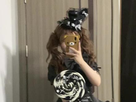 20🥕搞定拐杖➕棒棒糖两用Lo杖! 1.材料部分:儿童跳舞拐杖(自带条纹省时省力多种颜色可选);电动车蝴蝶结(多种颜色);婴儿床围栏棉布条(优先白色十你想要的丝带颜色 或者粉布条十白丝带这样搭配)我这一坨是三米的布条 想要棒棒糖更大就要买长一点;一个小挂件要带链条的哦;蝴蝶结和钻石配饰;不织布一块
2.糖的部分:一圈一圈盘要有耐心多挤一点胶防止散开
3.棍的部分:第一个大蝴蝶结的位置要紧挨着糖的下面所以可以先把糖放在那确定大蝴蝶结位置剩下两个蝴蝶结留出手拿的位置就可以
4.组装部分:先把棍子放在糖上定位置如何用不织布站起来等胶干了慢慢把棍子取出来下次再穿进去就像视频那样就好啦!#手作教程 #Lolita道具 #拍照道具 #吃我一波lolita安利 #手杖教程