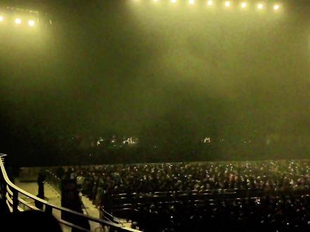 【4k】《打开》-黄霄雲宇宙无敌号深圳站舞美直录
深圳收官场的《打开》,注定成为无数粉丝心中难以复制的记忆。当黄霄雲在台上唱响这首歌时,身后的大屏悄然切到了2023年广州中山堂的画面——那是她人生第一场个人演唱会的现场,彼时的她青涩却坚定,站在那个不算最大的舞台上,一字一句地唱着《打开》,像是对自己许下一个承诺。而此刻,深圳是这一轮巡演的终点站,舞台更大,观众更多,她的声音也愈发从容有力。两段影像在同一个旋律里交汇,2023年的她和2026年的她隔着时光对望,仿佛在轻声对话:你看,我走到了这里。这首歌发行于2018年5月7日,由她亲自作曲,记录着从艺考低谷中挣扎起身、重新打开心扉的勇气。现场听来,更惊诧于她的唱功之震撼——主歌部分的低吟气声像在耳边诉说心事,副歌爆发时的高音却又直冲云霄,尤其是那段堪称经典的连续转调,层层攀升却不失控制力,技术之精湛令人叹服。而这场跨越时空的对话,让所有陪伴她一路走来的粉丝瞬间破防:从广州到深圳,从首场到收官,我们见证了她从“第一次拥有自己的舞台”走到“把曾经的自己带向更大的舞台”。这不是简单的回顾,而是一场关于成长的回望,是她对粉丝无声的告白——谢谢你们,陪我把梦想唱成了回响。
#黄霄雲 #黄霄雲深圳演唱会 #宇宙无敌号 #打开