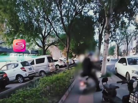 “盲人女孩在盲道被撞”系摆拍!二人被采取刑事强制措施 百万粉丝博主账号清空 禁止关注 薛之谦曾为“被撞女孩”发声 反转!为了吸粉引流,博取关注!牟取私利!全网关注的“盲人女孩盲道被撞反被骂”系虚假摆拍:26岁男子刘某,24岁女子江某某被采取刑事强制措施。涉事博主“抱抱盲兔” 账号已被禁止关注,作品被清空。此前,歌手薛之谦还就此事为“被撞女孩”发声。#“盲人女孩在盲道被撞”系摆拍 #盲人女孩在盲道被撞 #抱抱盲兔 #虚假摆拍