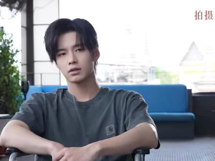 靳朝为什么要对自己这么狠啊,心疼死我了,不敢想你是怎么熬过来的,看到坐在轮椅上朝朝我就想哭,曾经那个意气风发的朝朝回不来了#何与 #何与靳朝 #双轨 #与靳朝同行