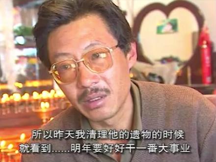 随着《生命树》的热播,那片沉默多年的土地,终于开始发出声响。
可可西里,蒙古语意为“青色的山脊”,藏语里唤作“阿钦公加”。我第一次听见这个名字,是在陆川的电影《可可西里》里。索南达杰倒在盗猎者枪下的画面,像钉子一样扎进心里。那之后我翻遍了能找的资料,又看到了纪录片《平衡》——扎巴多杰,索南达杰的妹夫,也是《生命树》中“多杰”的原型。他在姐夫牺牲后接过了巡山队的旗帜,然后在1998年,死在家中的枪声里。
这些往事像沉在湖底的石头。我不算多愁善感的人,可每次想起,喉咙里就卡着一声喊不出的叹息。
后来听说学校有学生自发排演的话剧,也叫《可可西里》。我几乎是带着朝圣的心情去的。可看完只觉得空。故事是好的,志愿者、保护站、人与动物温情相处——只是,那层被精心打磨过的光晕,照不进那段彻骨的寒冷。真实的分量太重,轻飘飘的温情撑不起来。我失落了很久,却说不清在失落什么。
直到《生命树》出现。那些巡山队员不再是史料里模糊的名字,他们有血有肉,有风雪,有等不到归期的人。我憋在心里好几年的那口气,终于慢慢吐了出来。原来不是记忆太沉,而是太久没人好好讲起他们。
忽然想起早年B站看过的一个视频,讲的就是扎巴多杰。那时播放量寥寥。真希望借着这部剧,能有更多人点开它,知道在这片青色山脊上,曾有一个人,接过枪,走进风雪,再也没能回来。
反盗猎不是某个人的使命,也不是只属于那个年代的牺牲。它不该被写进往事就合上。地球不只有人类。那些奔跑的藏羚羊,也是一样在这片土地上活着的生命。
《生命树》让人重新看见他们。而看见,是记住的开始。
转载于b站@于视乎
#生命树#杨紫#胡歌 #历史 #正能量传递