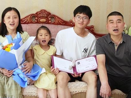 恭喜!康家豪同学!收到湖北宣恩首封清华录取通知书! 7月29日,湖北宣恩首封清华录取通知书顺利送到康家豪同学手中,18岁生日与录取通知书双喜临门。请继续向阳而生!(见习记者 黄宇杏 实习生 陈新宇)#清华大学 #高考录取#清华大学录取通知书#生日快乐 #高考