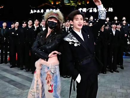 #龙浩天瑶瑶 #龙浩天瑶瑶合体 #风吹一夏 #情侣舞蹈 #龙浩天酉阳大舞台 今天圆粉丝的梦,瑶瑶队长教给龙队的第一支舞蹈《风吹一夏》,带我们回到那年那个夏天。@龙浩天🐲(酉阳桃花源摆手堂直播) @龙浩天🐲(pk这块还得是梅尼耶) @AI瑶瑶☀️ @瑶瑶小撑腰☀️