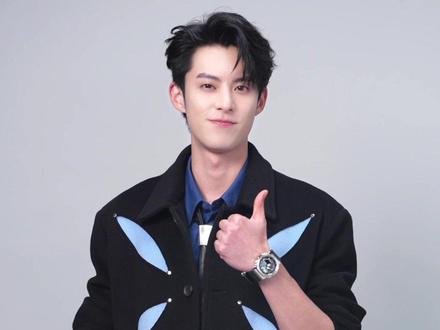 【王鹤棣合拍挑战】棣棣粉丝福利来袭!添加话题#gshock冰蓝精灵 (←点击这里参与) ,参与@王鹤棣_Dylan 合拍,挑战变身卡西欧G-SHOCK冰蓝精灵!#卡西欧