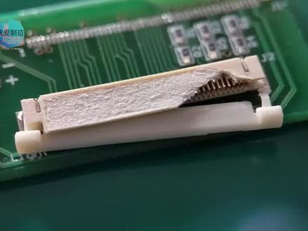 才知道,这样用电烙铁拆卸FPC排线座,比热风枪快几倍,太厉害了 #电路板维修 #芯片级维修