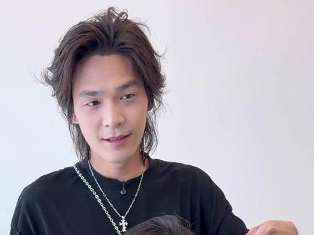 方圆脸+细软塌+发量少的女生
只认准一件事:刘海为王
剪对刘海=遮颧骨+遮下颌角+弱化脸宽
把脸最宽的地方全藏住
头顶立刻蓬松,不贴头皮
素颜也显脸小、显精神
重点真的超好打理!
有手就行,吹干就成型,不用复杂造型
不用烫发、不用折腾
简单一剪,直接扬长避短
剪对刘海,颜值直接翻倍
方圆脸素颜出门都好看!
#深圳发型设计 #根据脸型设计发型 #显脸小的发型 #刘海 #福田设计师涂健