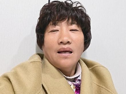 与辉同行满山馋鸡爪部分产品由央视曝光的蜀福香有限责任公司代工 与辉同行带的“满山馋”鸡爪部分产品,是蜀福香食品有限责任公司代工的。蜀福香被曝光后,有记者拨打与辉同行客服电话,他说与辉同行所卖产品与曝光产品不是同一批次!具体情况咋样,还需进一步调查。#与辉同行 #315曝光 #双氧水鸡爪