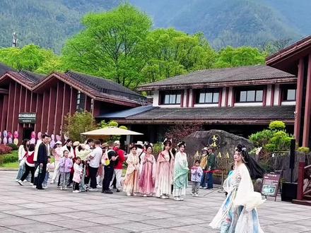 明月山徒步上山攻略 | 沉浸式瀑布之旅,保姆级路线详解! 🚗【停车场出发准备】
1. 停车建议:
- 导航"明月山景区东门停车场"(认准官方停车场)
- 建议7:00前到达,能停到离入口最近的位置
- 停车费:首小时5元,之后每小时2元,封顶20元/天
2. 装备检查:
- 必带:登山鞋、1.5L水、能量零食、防晒用品
- 建议:护膝、登山杖(停车场有卖,砍价到15元)
- 选带:防水袋、便携式雨衣
3. 门票购买:
- 现场扫码购票(95元,学生证半价)
- 记得提前一天在官方平台预约
🏞️【徒步起点至第一个瀑布】
1. 路线指引:
- 检票后直行100米看到"徒步登山道"指示牌
- 前30分钟是平缓的之字形栈道(热身路段)
- 经过"听泉亭"后坡度开始变陡
2. 第一站:云谷飞瀑(海拔560米)
- 徒步约1小时到达
- 瀑布特点:
- 落差119.57米,江西最高瀑布之一
- 分上下两级观景台
- 上午9-11点阳光直射时能看到彩虹
- 拍摄技巧:
- 下层用广角拍全景
- 上层用长焦拍水流细节
- 瀑布前石板很滑,注意安全
💦【瀑布群穿越攻略】
1. 云谷飞瀑→玲珑瀑(40分钟路程)
- 路线特点:
- 全程石阶+木栈道交替
- 经过3个休息平台
- 玲珑瀑特色:
- 隐藏在竹林深处的三级瀑布
- 水流如珠帘垂落
- 最佳拍摄点:右侧凸出的岩石平台
2. 玲珑瀑→鱼鳞瀑(30分钟路程)
- 这段是最陡峭的路段:
- 连续500多级台阶
- 建议每15分钟休息一次
- 鱼鳞瀑亮点:
- 岩壁特殊纹理形成鱼鳞效果
- 下午阳光照射时最壮观
- 瀑布下有深潭,禁止游泳
3. 鱼鳞瀑→玉龙瀑(1小时路程)
- 沿途景观:
- 穿越原始森林
- 经过2座吊桥
- 能看到珍稀植物
- 玉龙瀑特色:
- 形似白龙从天而降
- 瀑布旁有观景餐厅(价格偏贵)
- 这里距离缆车站仅15分钟路程
⚠️【重要注意事项】
1. 安全提示:
- 雨季部分路段可能封闭
- 遇到野猴不要对视/投食
- 下午3点后不建议继续登山
2. 补给建议:
- 每个瀑布旁都有小卖部
- 推荐自带:牛肉干、巧克力、水果
3. 最佳季节:
- 4-5月:杜鹃花+丰水期
- 9-10月:秋色+人少
#周末去哪玩 #明月山 #明月山瀑布 #江西旅游攻略