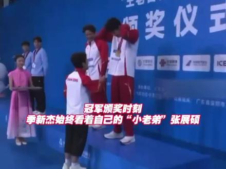 张展硕全运会200米自由泳夺冠,季新杰的眼神亮了,神情专注,满是前辈对后辈的肯定,网友:都是我们山东的骄傲
