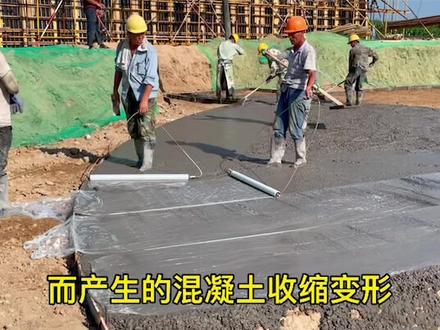 覆膜养护,给混凝土贴面膜#蒲城 #渭南 #陕西 #工地 #工程人 #混凝土 #城市建设 @DOU+小助手