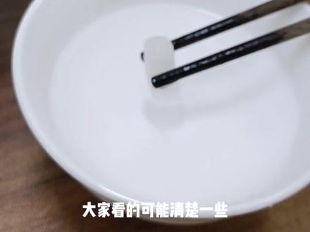 把干冰放在水中,会产生什么现象呢?我们一起来看一下!!#科学小实验