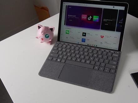 #微软 #电脑 #开箱 #好物
微软新款surface go 4 简短开箱
用了几天更新下使用时间:机器满电情况下,链接一个蓝牙鼠标,链接surface go键盘,没有其他任何外设,平时工作就用用办公软件,开开网页,查看邮件等,屏幕亮度在65%,再暗个人觉得就不舒服了,电池使用了5小时左右,还剩下10%的电量。相对还是比较满意的