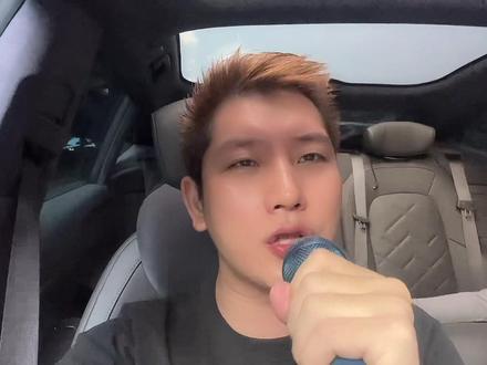 全民K歌有很多车友说以前都可以看到MV的,怎么最近没有显示了?其实开车副驾驶唱歌就会自动关闭MV,只要按一个键,你就可以打开了,这期视频教会你。#蔚来 #蔚来et7 #全民K歌 #暴躁教练用车分享 #暴躁教练用车技巧 @DOU+小助手