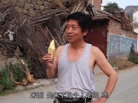 阿凯家炸了一锅蕉叶,金黄酥脆,路人都看馋了