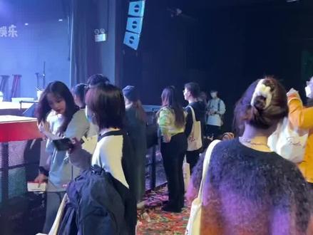 曾轶可演唱会被疑割韭菜,粉丝现场齐喊“退钱”!工作室紧急回应 #曾轶可 #演唱会 #割韭菜 #退钱