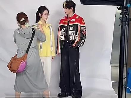 #叶皓然 #张颖菲 2026/4/17直播录屏
叶皓然进组《黄毛》拍定妆,饰演学霸姐的弟弟,剧本是亲情向
#疯批黄毛是扶姐魔 #黄毛弟弟扶姐上青云 #黄毛